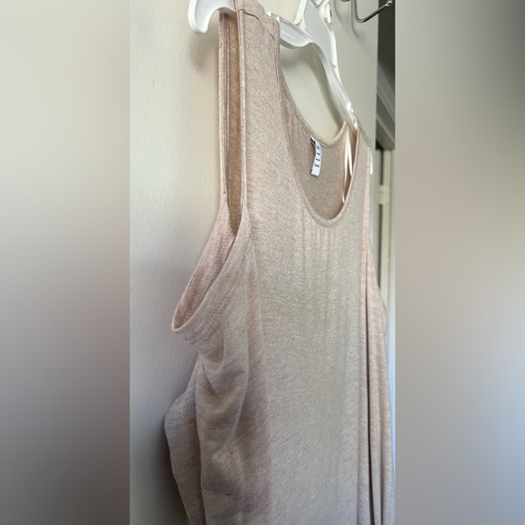 NWT Beautiful Elle long sleeve top with open shoulders. - Picture 3 of 8